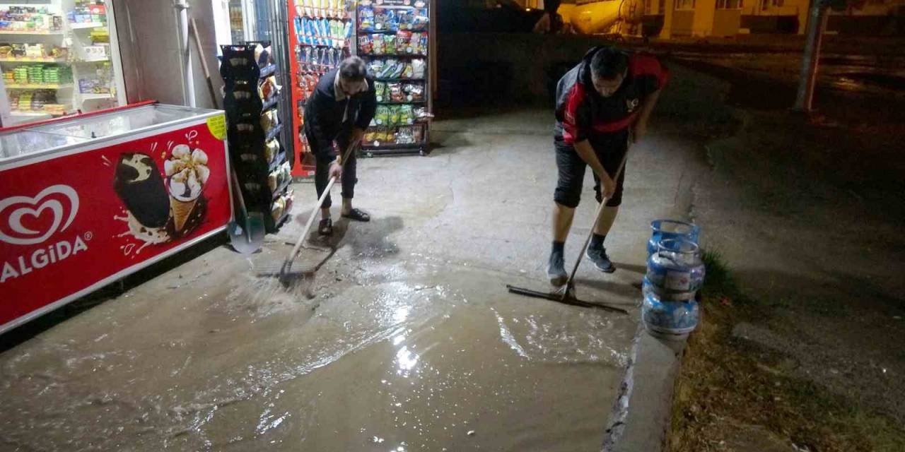 Yozgat’ta Sağanak Etkili Oldu, Ev Ve İş Yerlerini Su Bastı