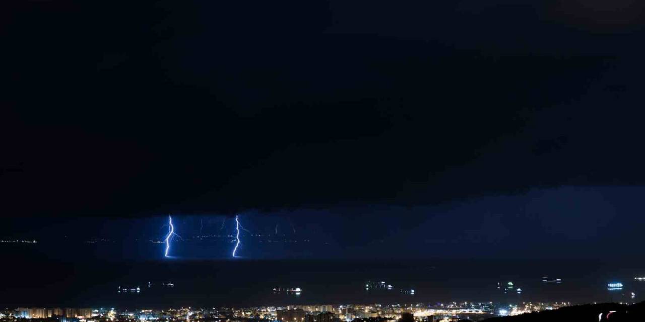 İskenderun Körfezi’ndeki Şimşek Fırtınası Ortaya Seyirlik Görüntüler Çıkardı