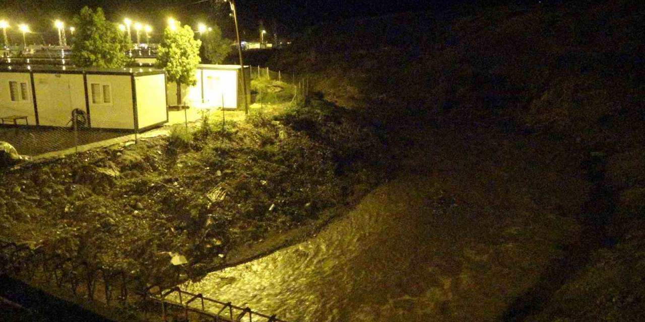 Yağışla Birlikte Su Seviyesinin Yükseldiği Dere, Depremzedeleri Tedirgin Etti