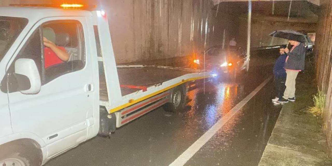 Kocaeli’de Cadde Ve Sokaklar Sular Altında Kaldı, 3 Araç Arıza Yaptı