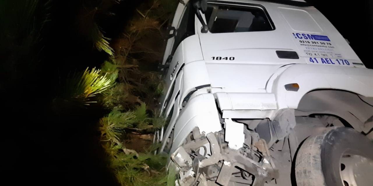 Tırın Uçurumdan Yuvarlanmasını Dorsesi Engelledi: 1 Yaralı