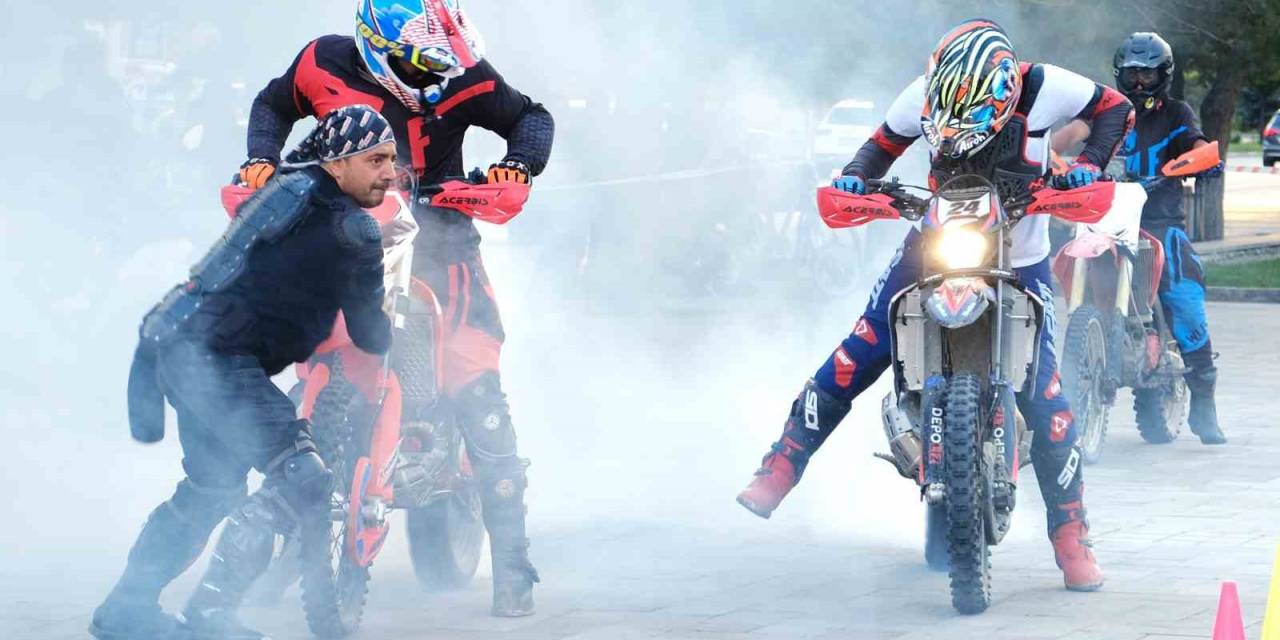 Kentin Göbeğinde Nefes Kesen Motocross Gösterisi