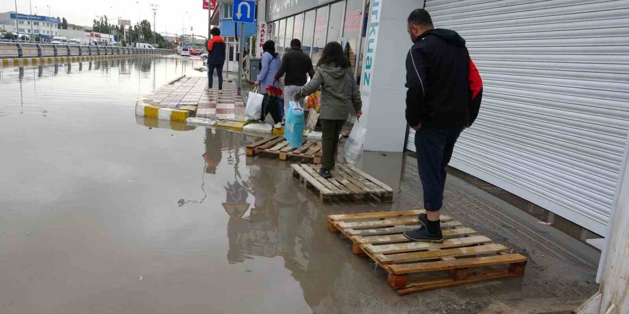 Van’da Ev Ve İş Yerlerini Su Bastı