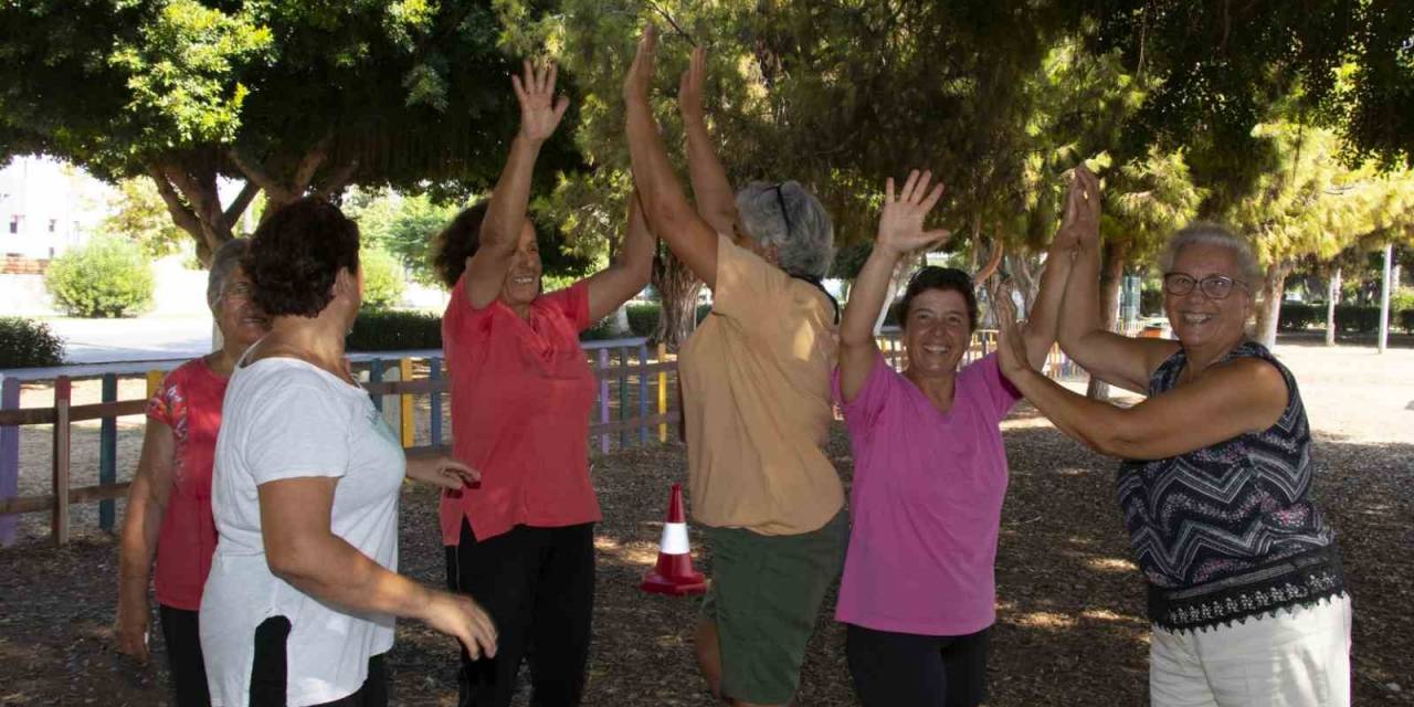 80 Yaş Üzeri Kadınlar, ’80’ler Buluşması’ Etkinliğinde Bir Araya Geldi