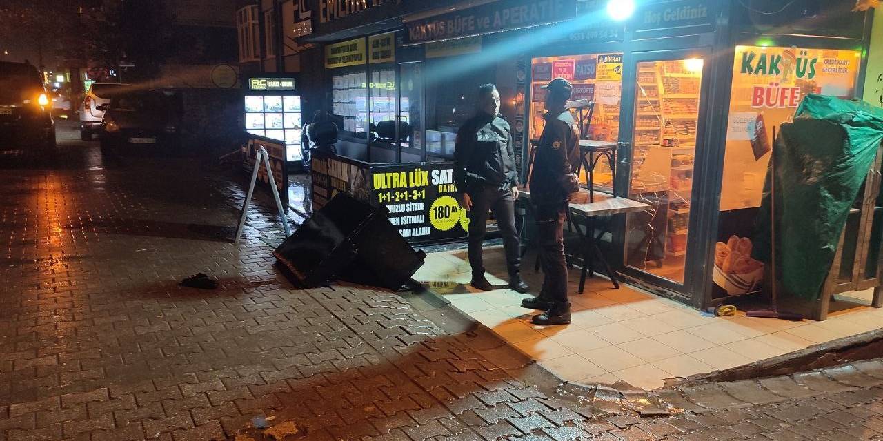 Tartıştığı Üvey Oğlunu Silahla Öldürdü, 2 Kişiyi De Yaraladı