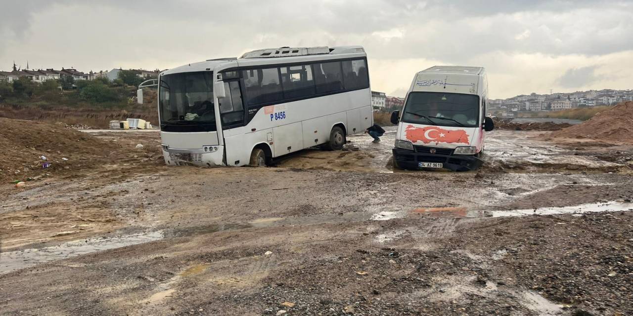 Sağanak Yağış Nedeniyle Yol Çöktü
