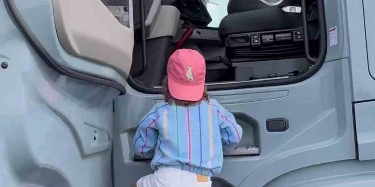 4 Yaşındaki Zayn Bu Kez Tır Kullandı