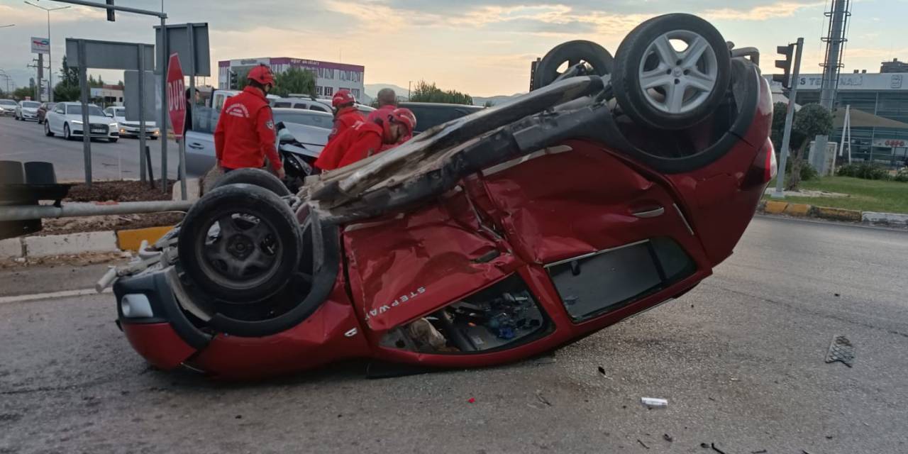 Burhaniye’de Otomobiller Çarpıştı: 3 Yaralı