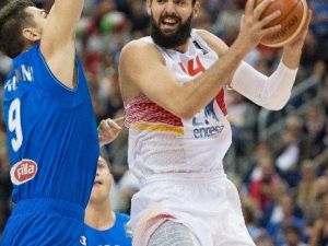 İspanyol Basketbolcu Sırbistan Bayrağını Yırttı