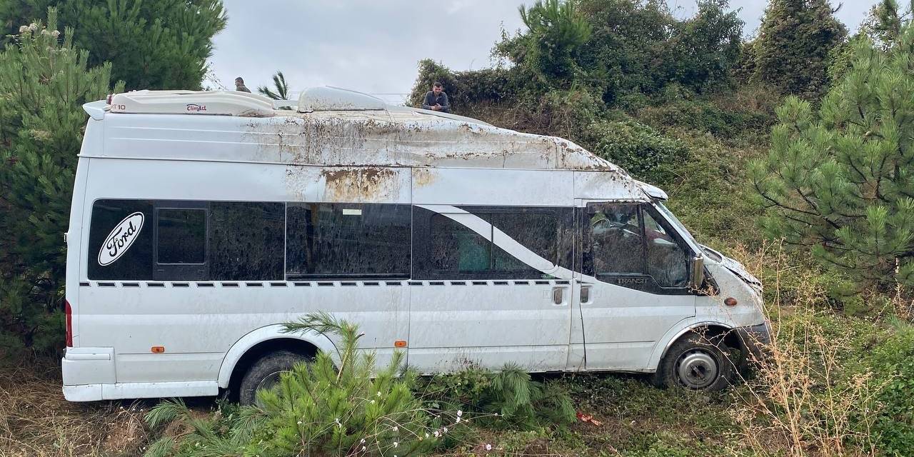 Karabük’te Servis Minibüsü Şarampole Yuvarlandı