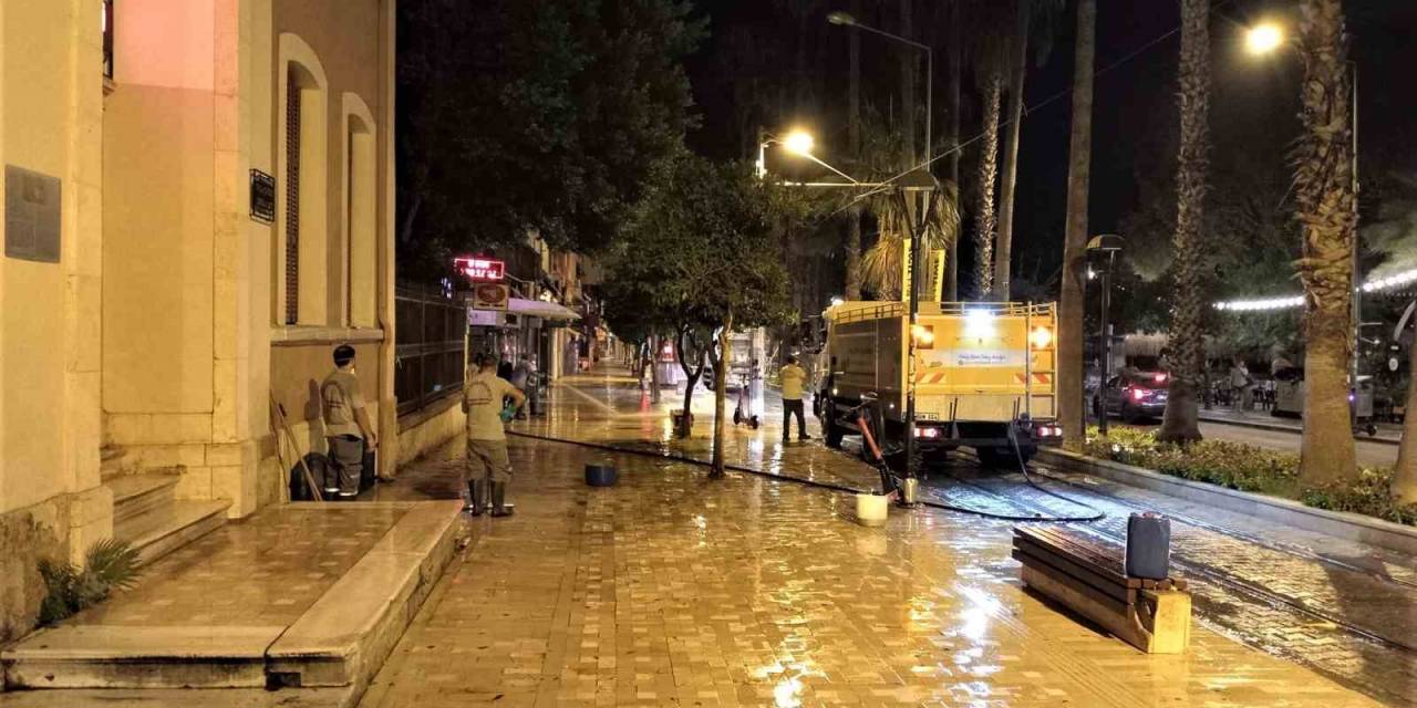 Büyükşehir Belediyesinden Duraklara Temizlik