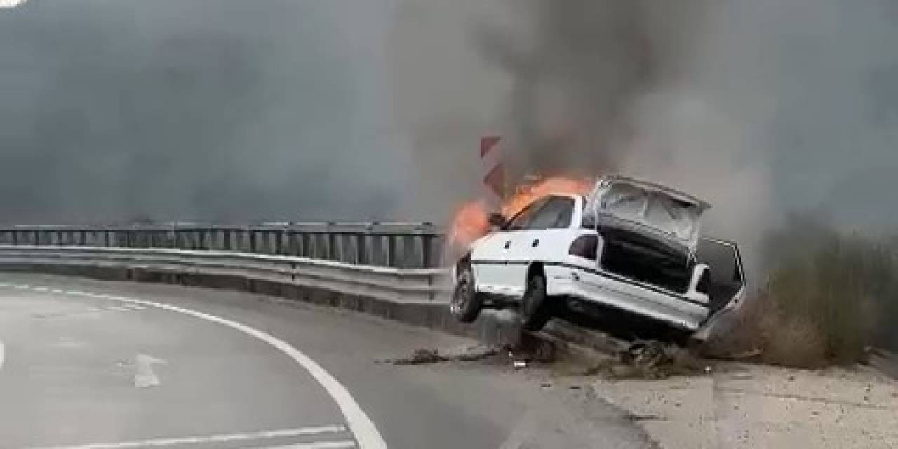Bariyerlere Giren Otomobil Alev Alev Yandı