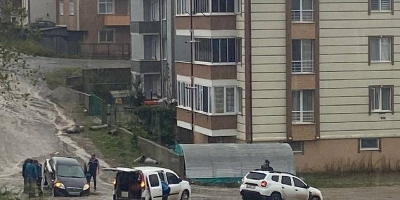 Sağanak O İlçeyi Göle Çevirdi, Çoğu Araç Bozuk Yollarda Çukurlara Düştü