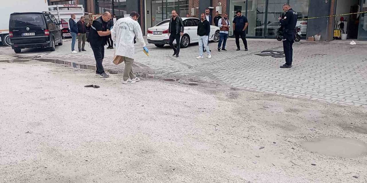 Otomobilden Açılan Ateş Sonrası 2 Kişi Yaralandı