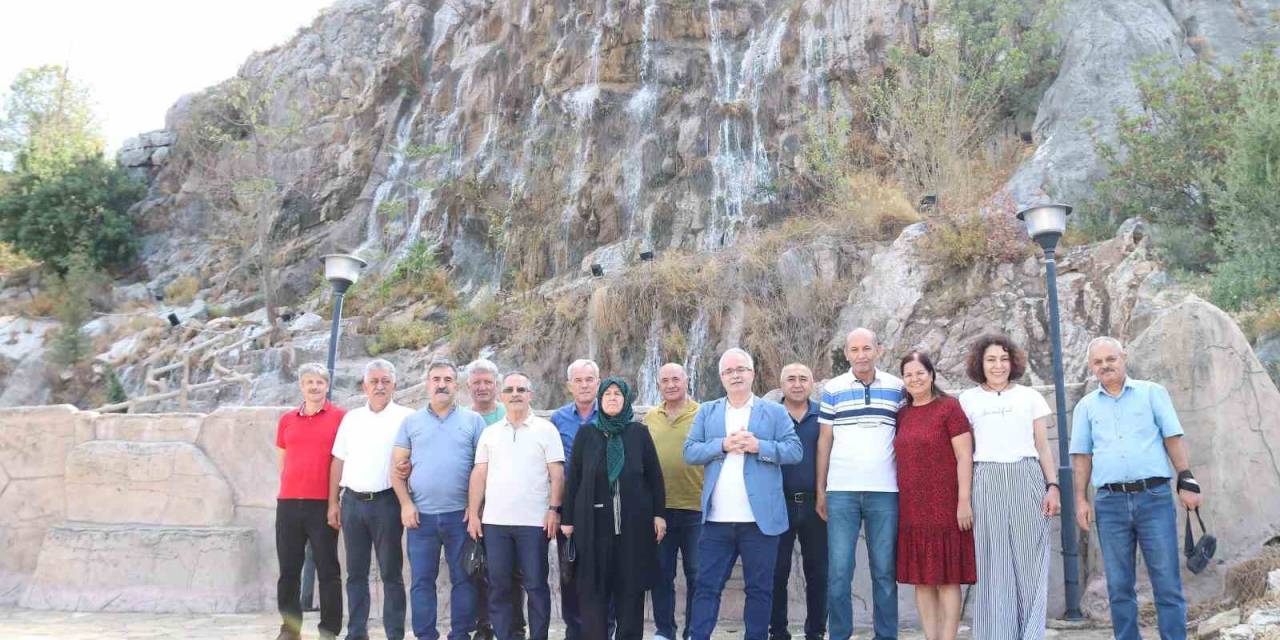 41 Yıl Önce Sıra Arkadaşları Olan Liseliler, Kozan’da Bir Araya Geldi