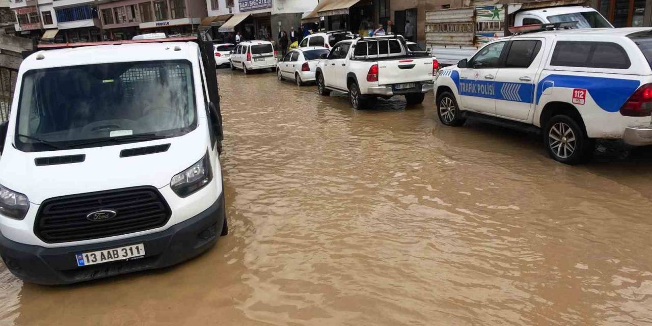Bitlis’te Sağanak Yağış Taşkınlara Ve Göçüklere Neden Oldu