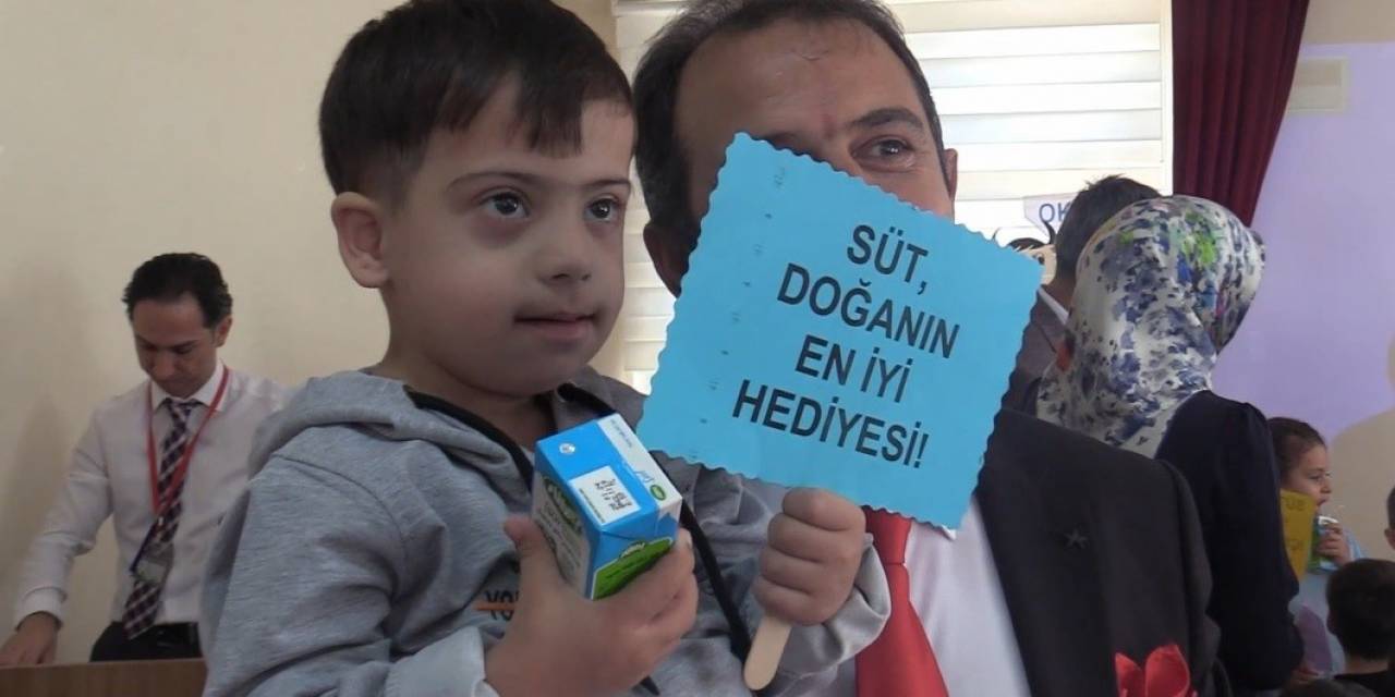 Elazığ’da Miniklere Okul Sütü Dağıtıldı