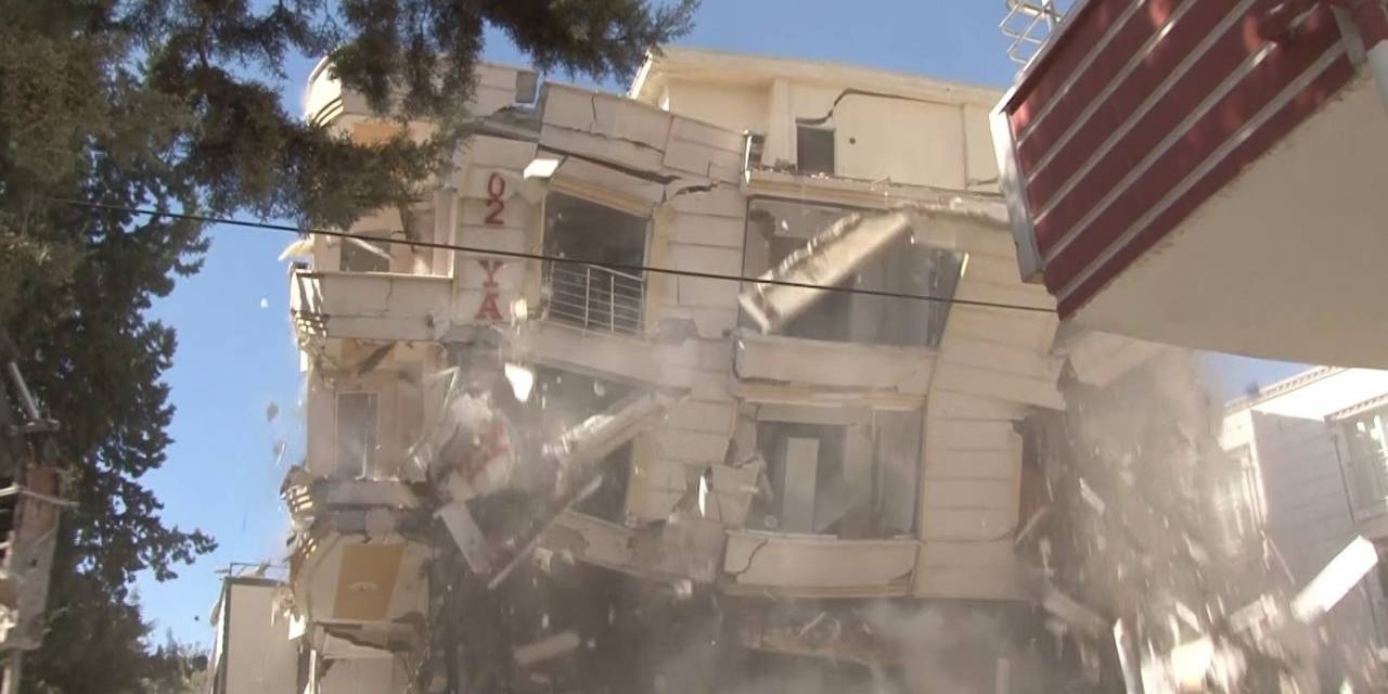 Ağır Hasarlı Binalar Tek Tek Yıkılıyor