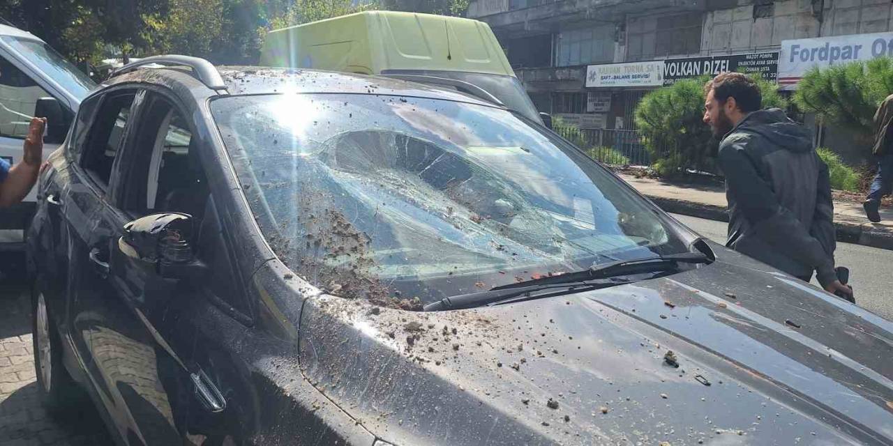 Zeytinburnu’nda İstinat Duvarı Çöktü: 4 Araç Hasar Gördü