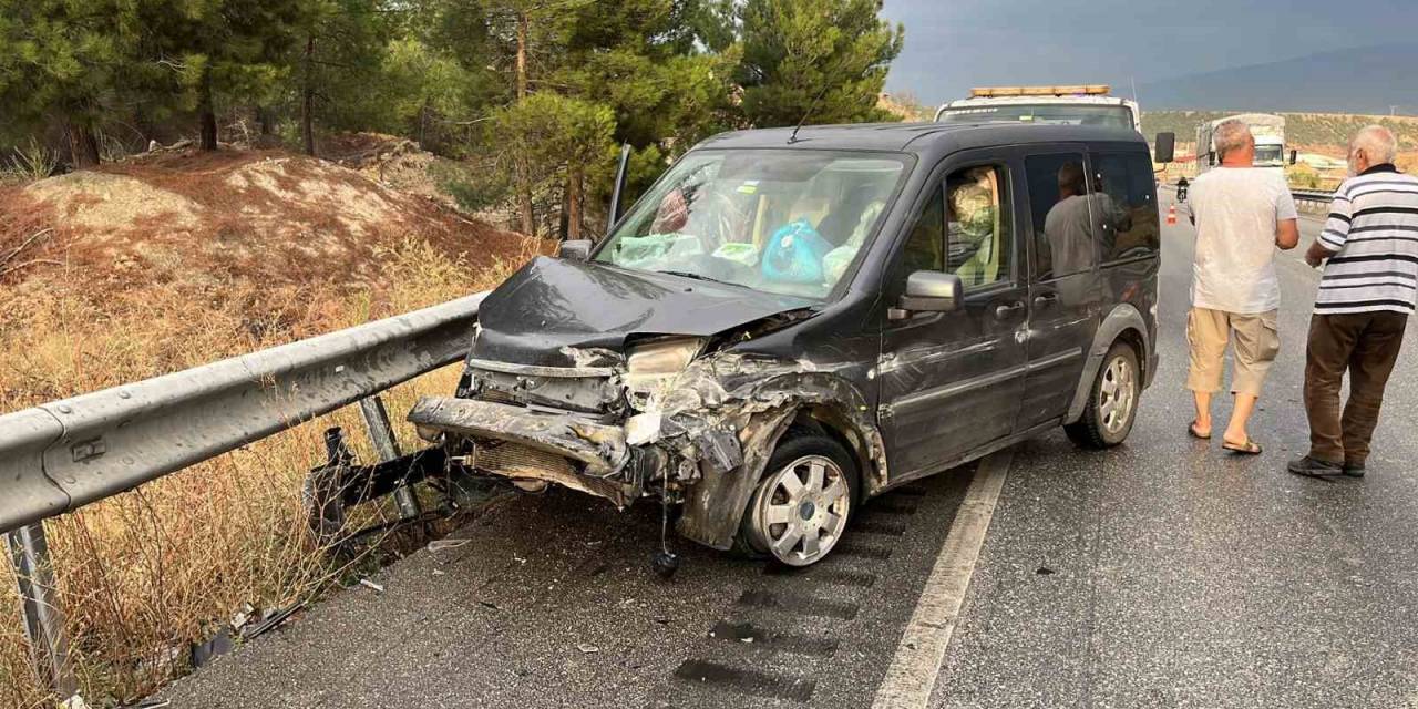 Kastamonu’da Hafif Ticari Araç Bariyerlere Çarptı