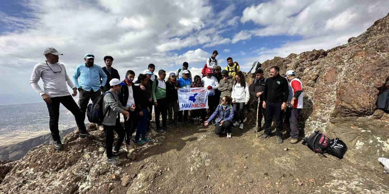 Van Gölü’nün Temiz Kalması İçin Erek Dağı’na Tırmandılar