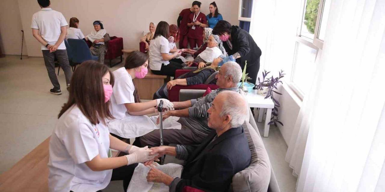 Eğitim Gören Büyüklere Alzheimer Yaşam Merkezi’nde Cilt Bakımı