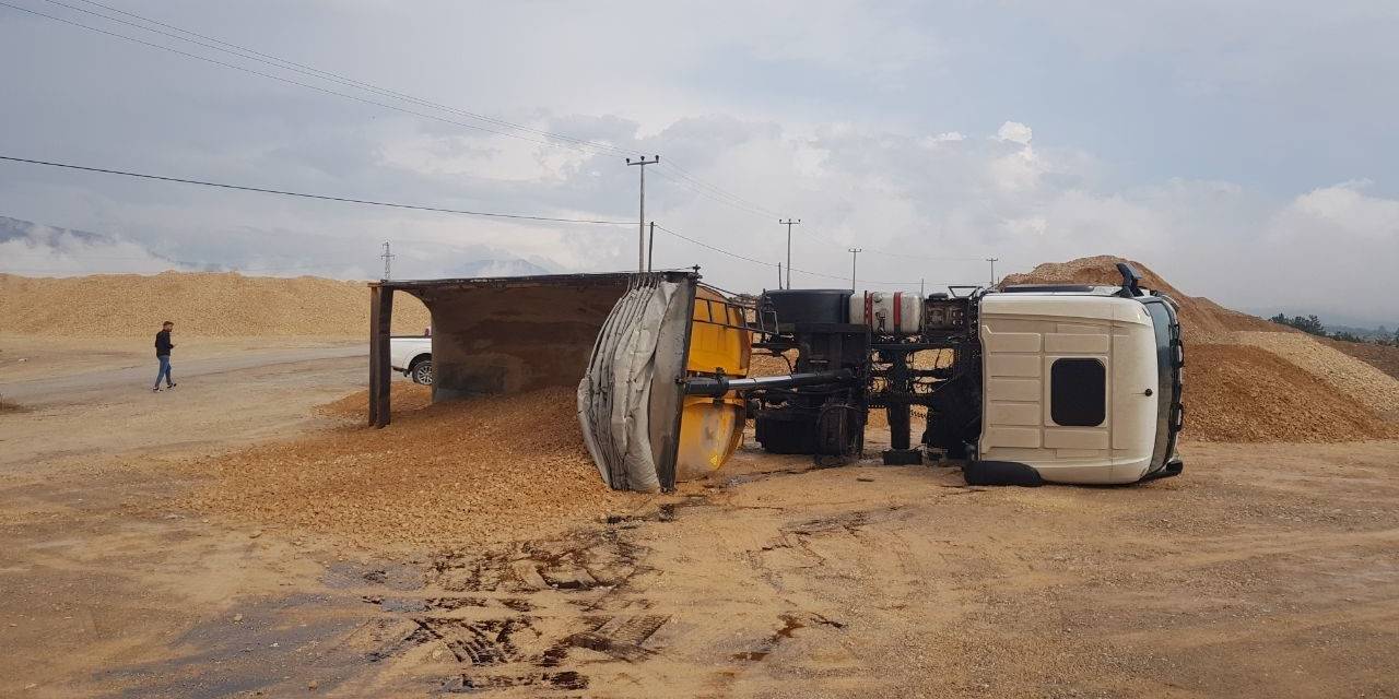 Karabük’te İş Makinesi Ve Hafriyat Kamyonu Devrildi: 1 Yaralı