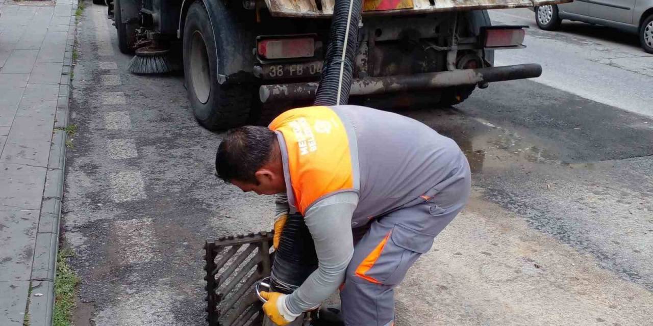 Melikgazi’de Yağmur Suyu Kanalları Periyodik Olarak Temizleniyor