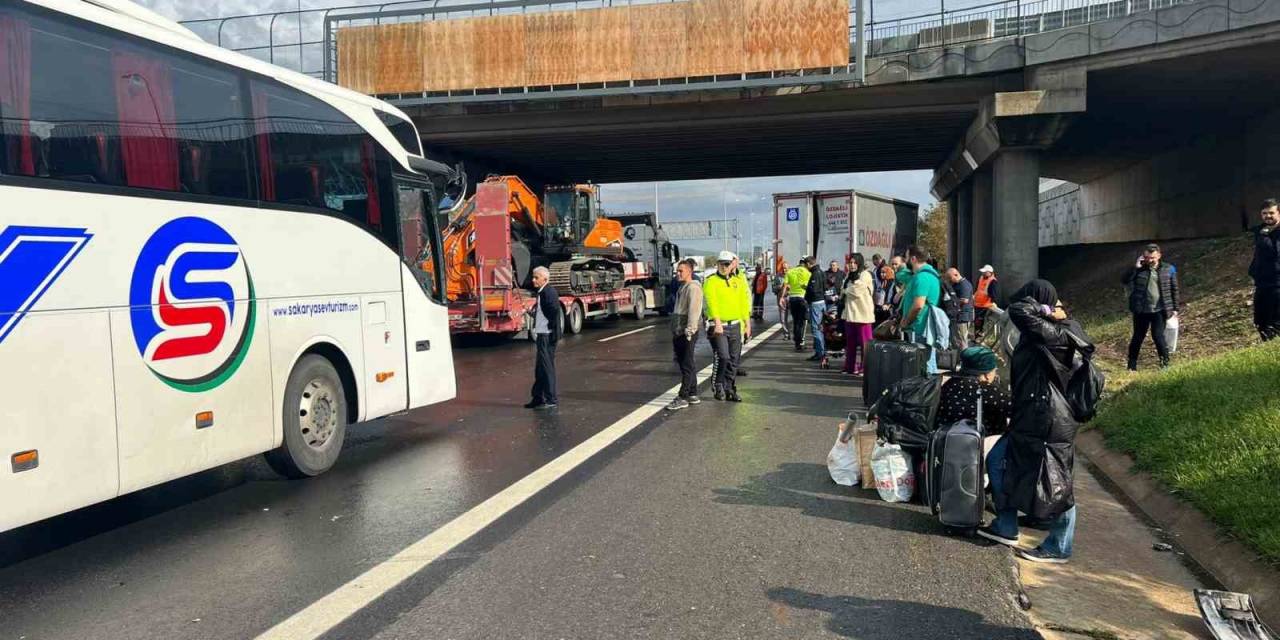 Otobüs Kaza Yaptı, Yolcular Valizleriyle Yolda Kaldı