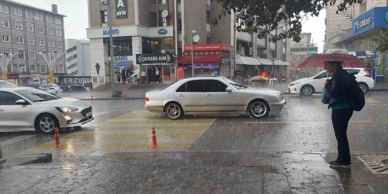 Erzurum’da Sağanak Yağış Etkili Oluyor