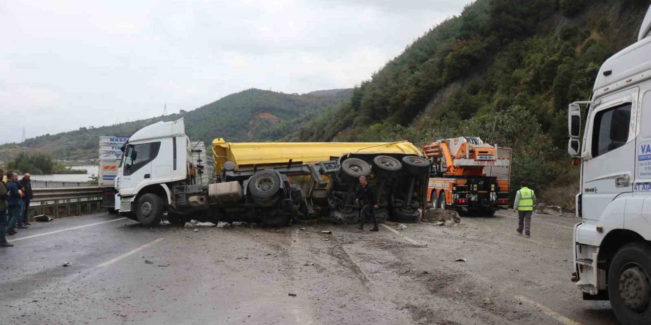 D-650’de Zincirleme Kaza: Her İki İstikamette Trafik Kapandı