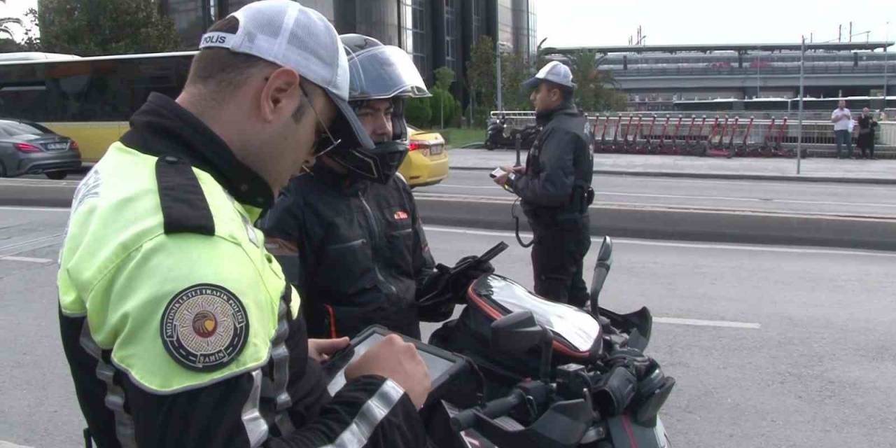 Kadıköy’de Motosiklet Sürücülerine Denetim Yapıldı, 3 Motosiklet Bağlandı
