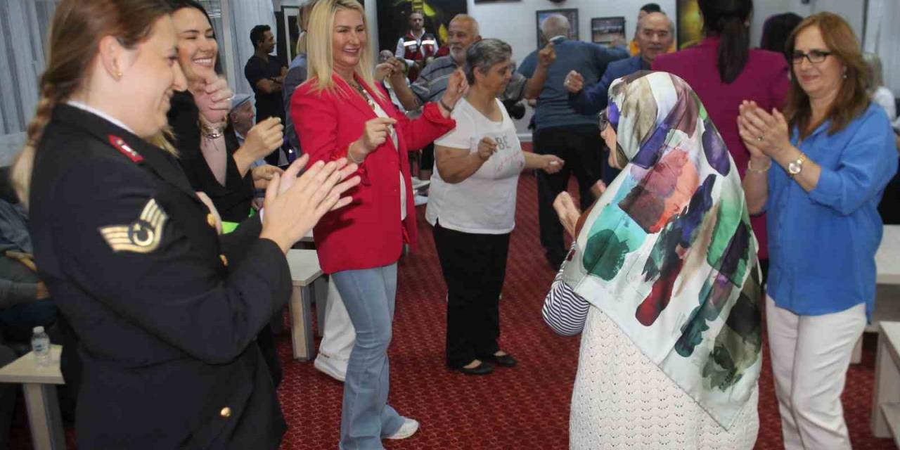 Huzurevindeki Yaşlıların Oyun Havası Renkli Görüntülere Sahne Oldu