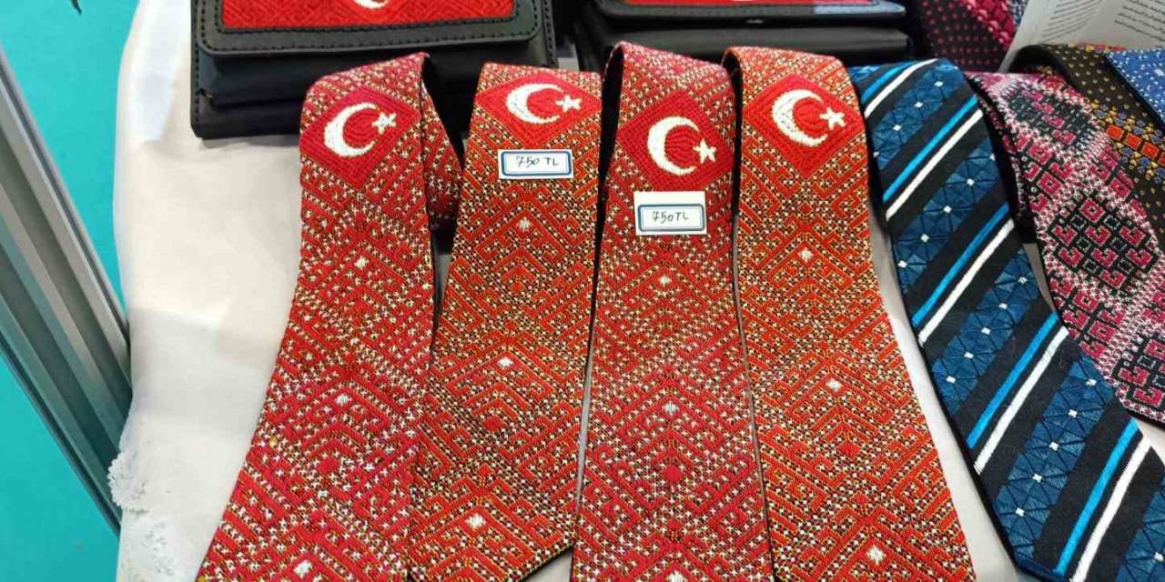 İranlı Kadın Türk Bayrağını Kravat Ve Cüzdanlara İşledi