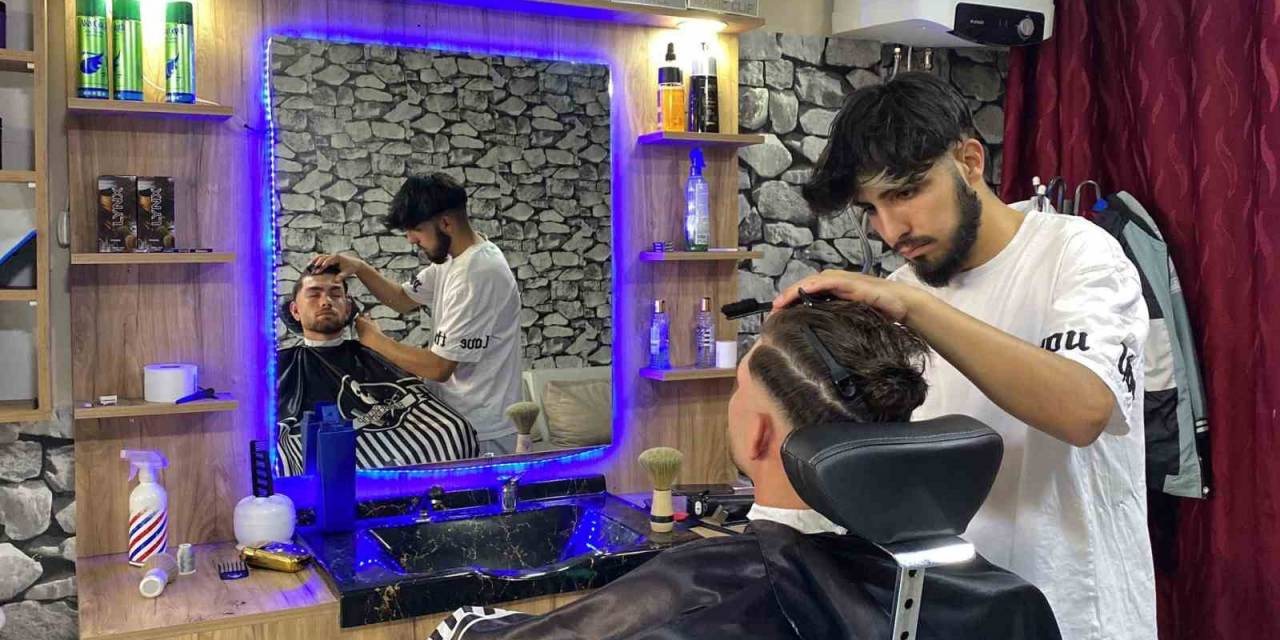 Bingöl’deki Berber, Yaşlı Ve Engellileri Ücretsiz Tıraş Ediyor