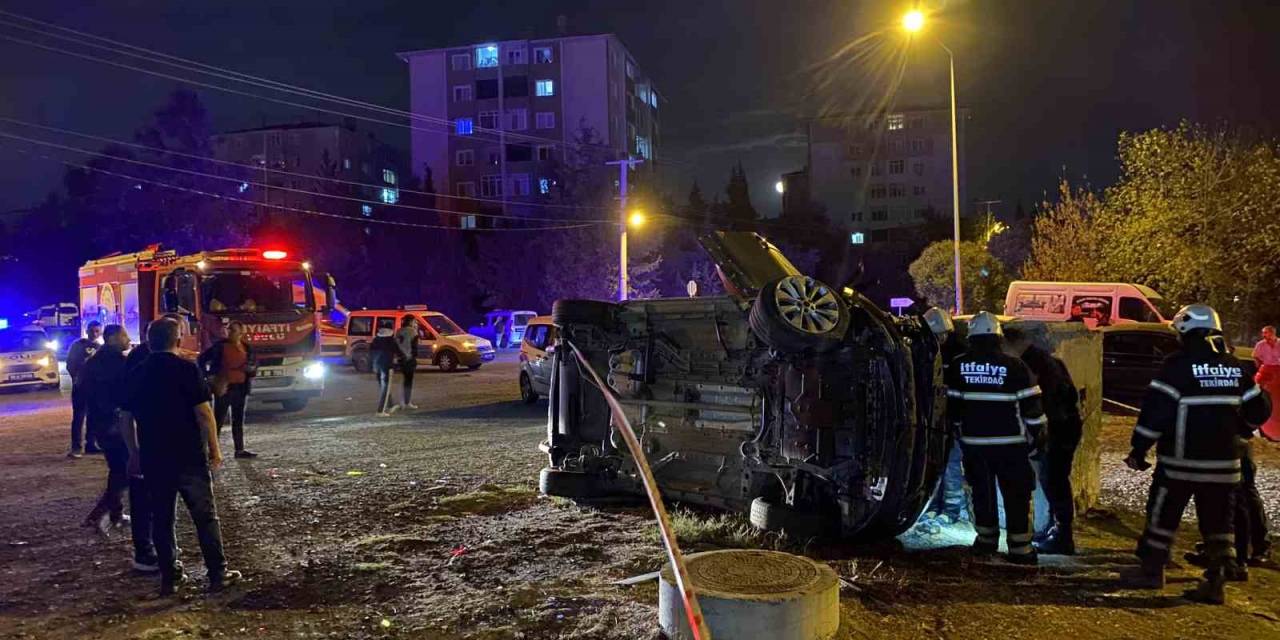 Alkollü Sürücü 3 Aracı Biçerek, Beton Büze Çarptı: 3 Kişinin Yaralandığı Kaza Anı Kamerada