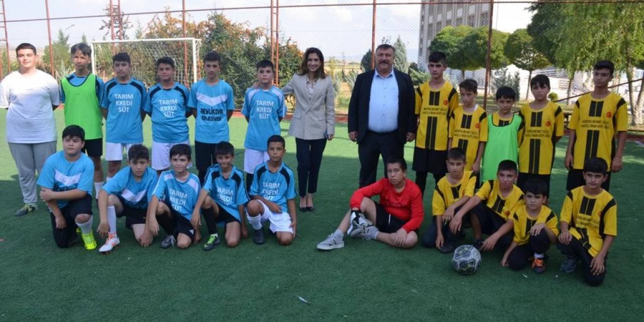 Ortaokullar Arası ’cumhuriyetimizin 100’üncü Yılı Futbol Turnuvası’ Heyecanı Başladı
