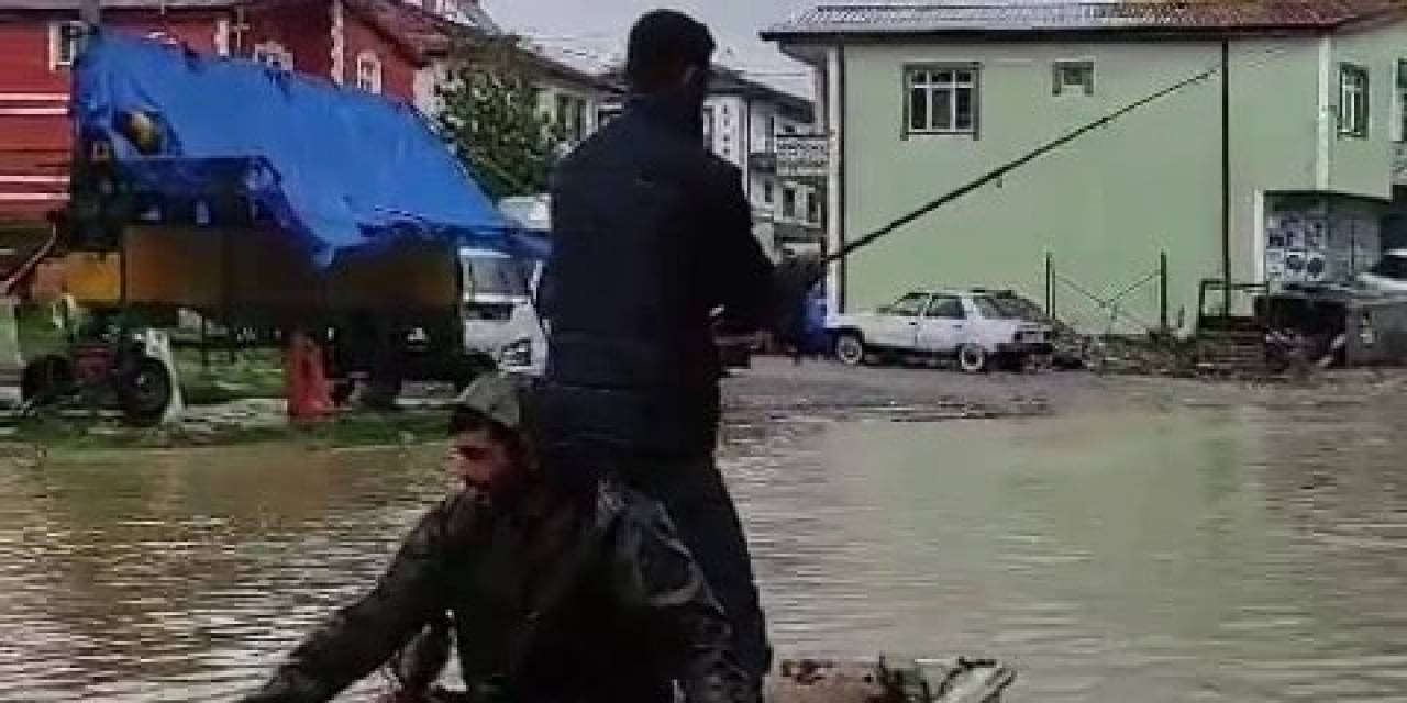 İki Kafadarın Göle Dönen Sokakta Yaptığı Mizansen Görenleri Şaşırttı