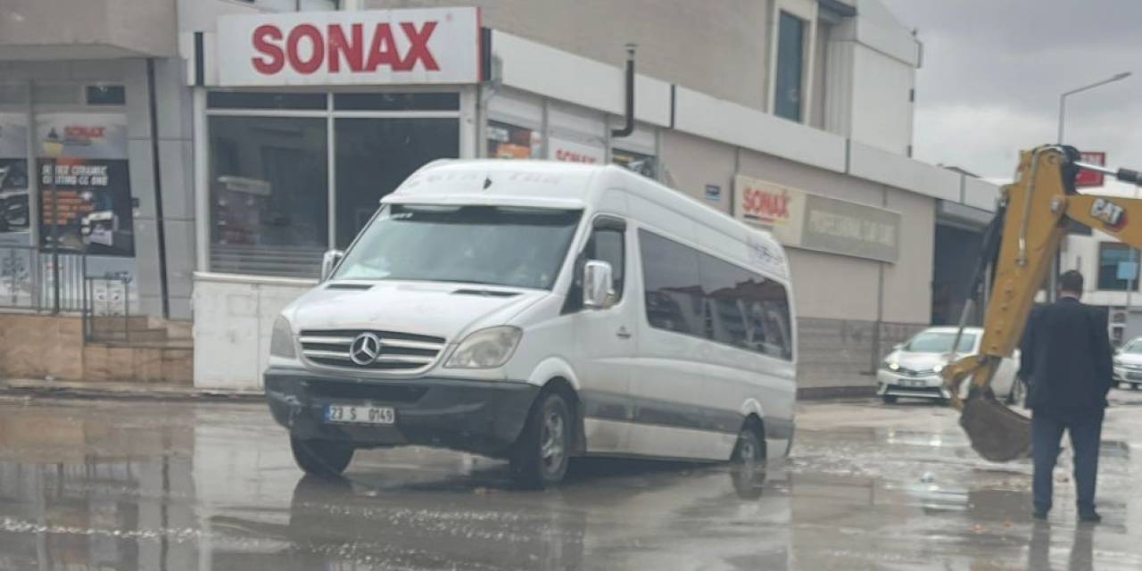 Elazığ’da Öğrenci Servisi Yağmurla Dolan Çukura Düştü