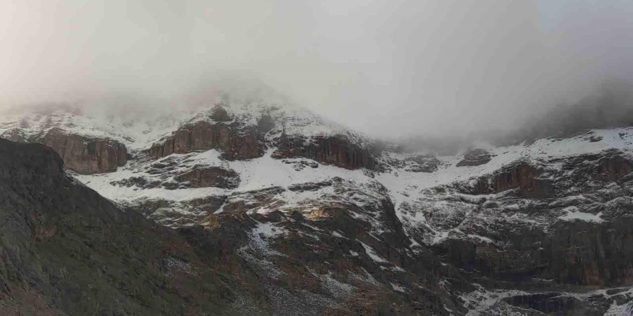 Van’ın Artos Dağı İle Karabet Geçidi’nde Mevsimin İlk Karı Yağdı