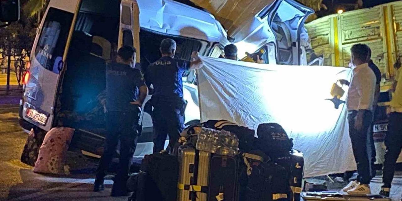 İsveç Ve Alman Uyruklu Turistleri Taşıyan Minibüs, Duran Kamyona Çarptı: 1 Ölü, 10 Yaralı