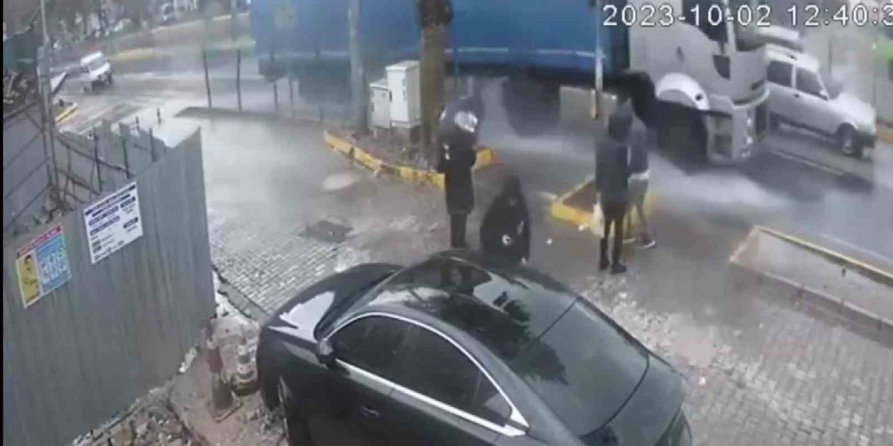 Vatandaşların Yolun Karşısına Geçme Mücadelesi Kamerada