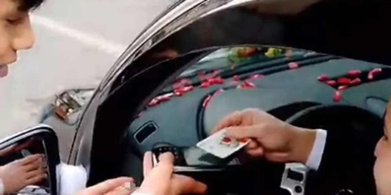Pos Makinesi İle Gelin Arabasının Önünü Kesip Bahşiş Aldı