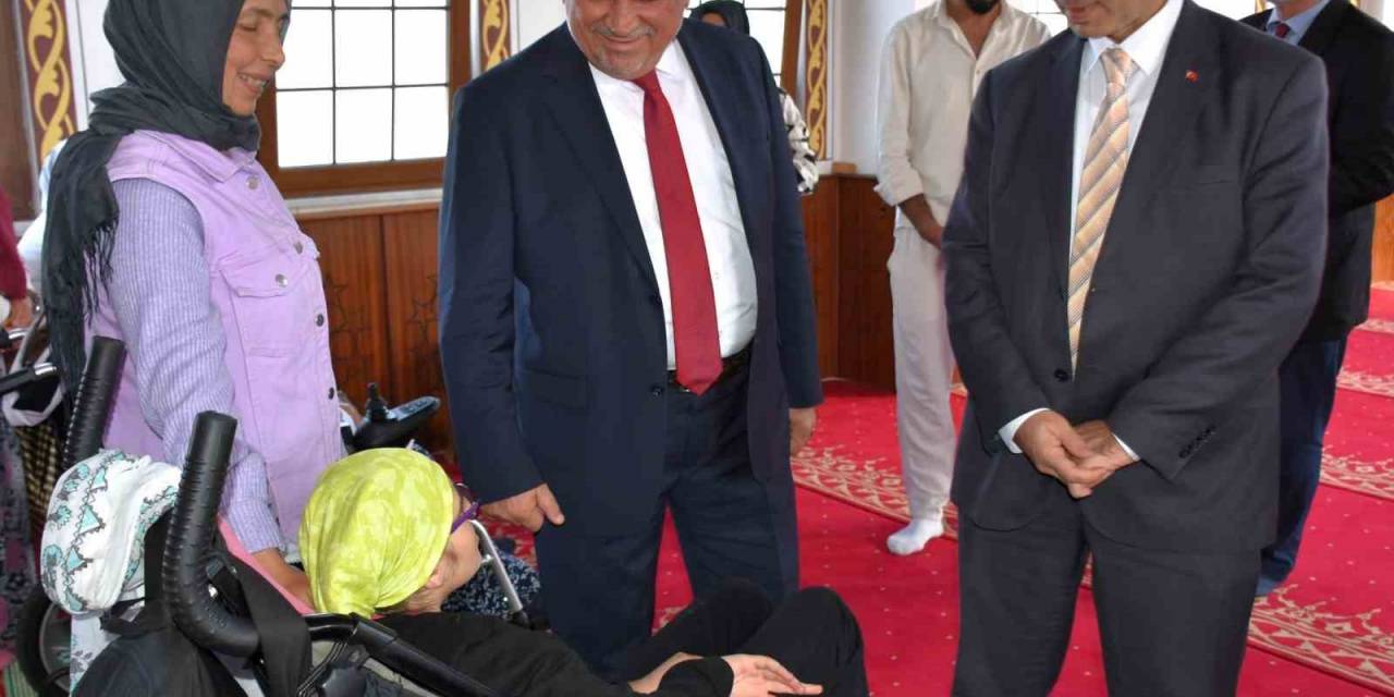 Engelleri Aşıp Camide Buluştular