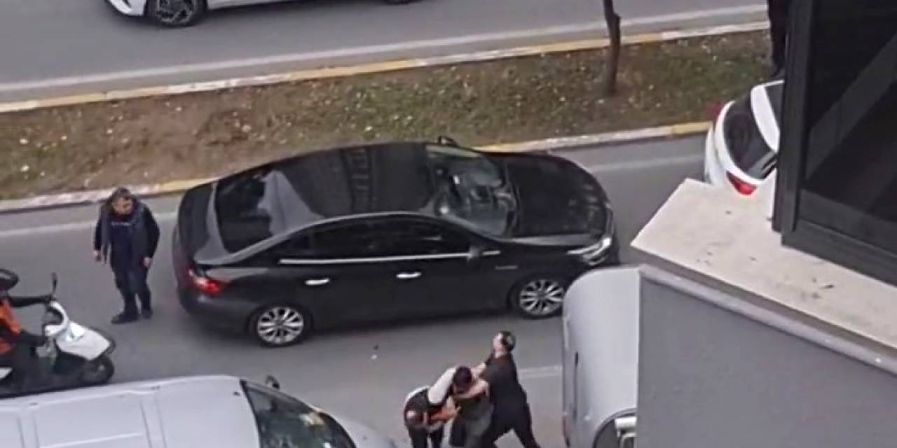 Beylikdüzü’nde Sözlü Tartışma Sopalı Kavgaya Dönüştü: O Anlar Kamerada