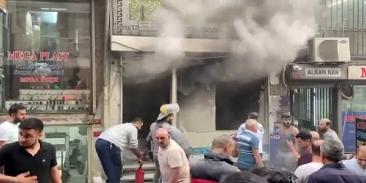 Beyazıt’ta İş Yerindeki Yangına Esnaftan Yangın Tüpü Seferberliği