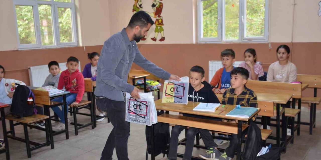 Elazığ’dan Beytüşşebaplı Öğrencilere Kırtasiye Yardımı