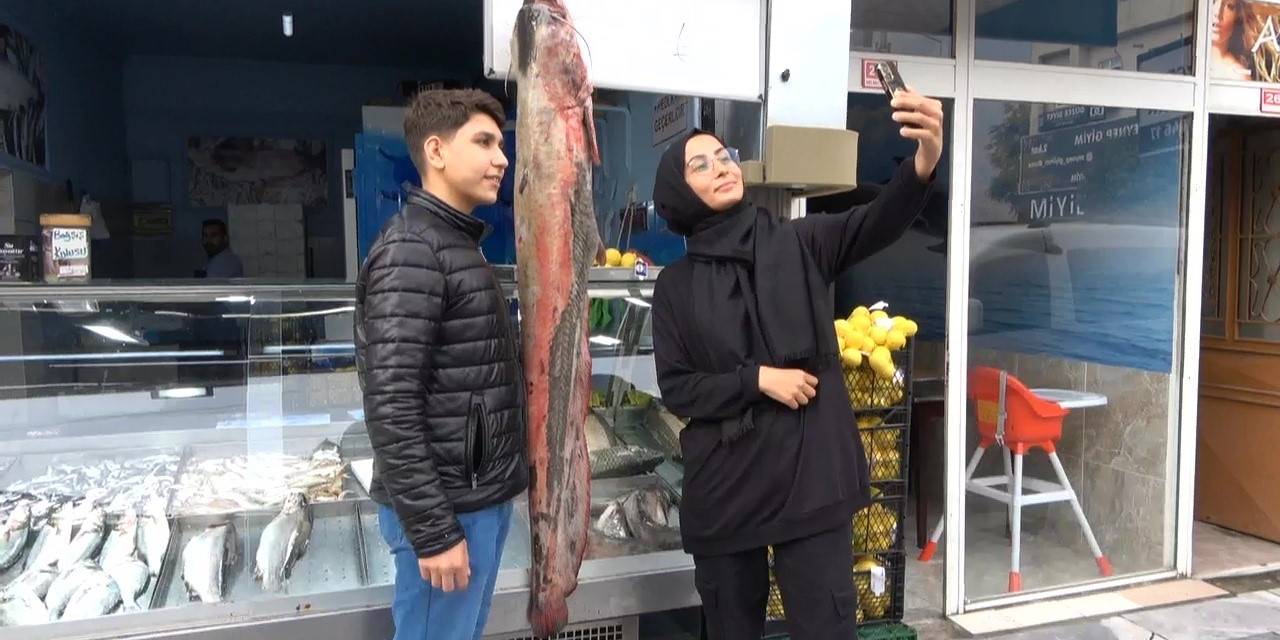 İki Kişinin Zor Taşıdığı Balıklar Tezgahın Gözdesi Oldu