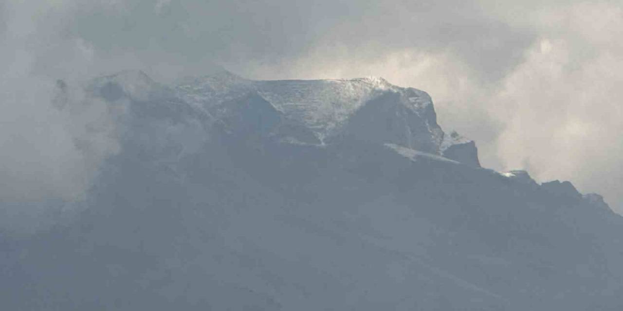 Yüksekova’ya Mevsimin İlk Karı Düştü