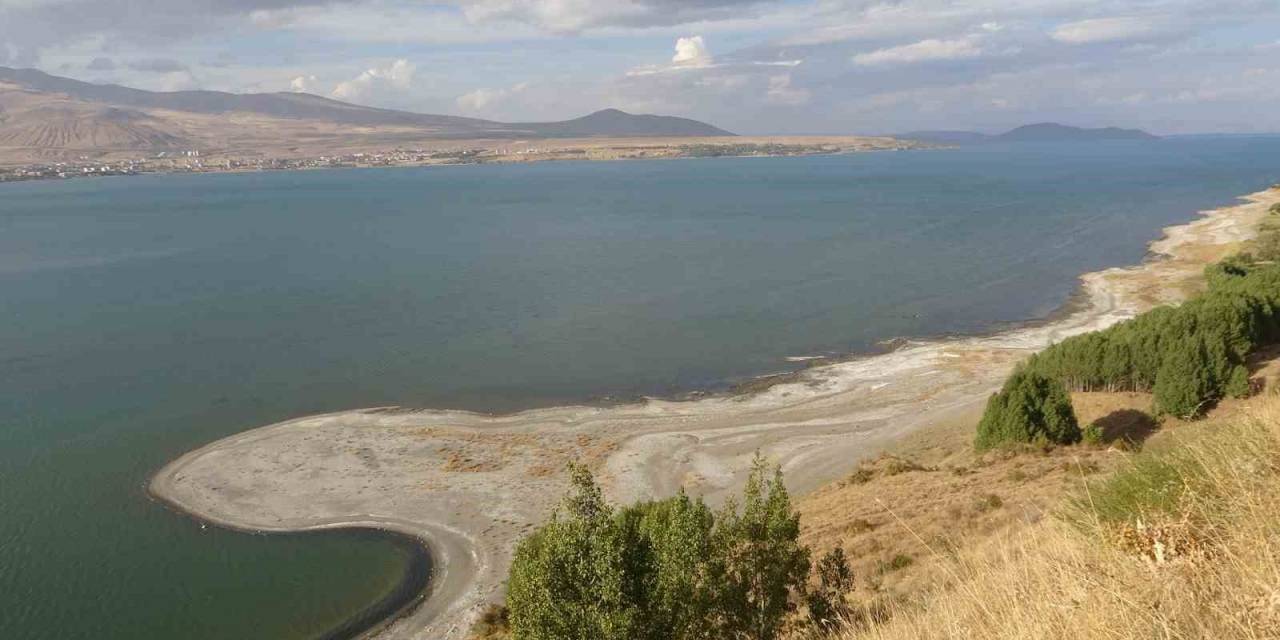 Van Gölü’nde Su Kaybı Devam Ediyor